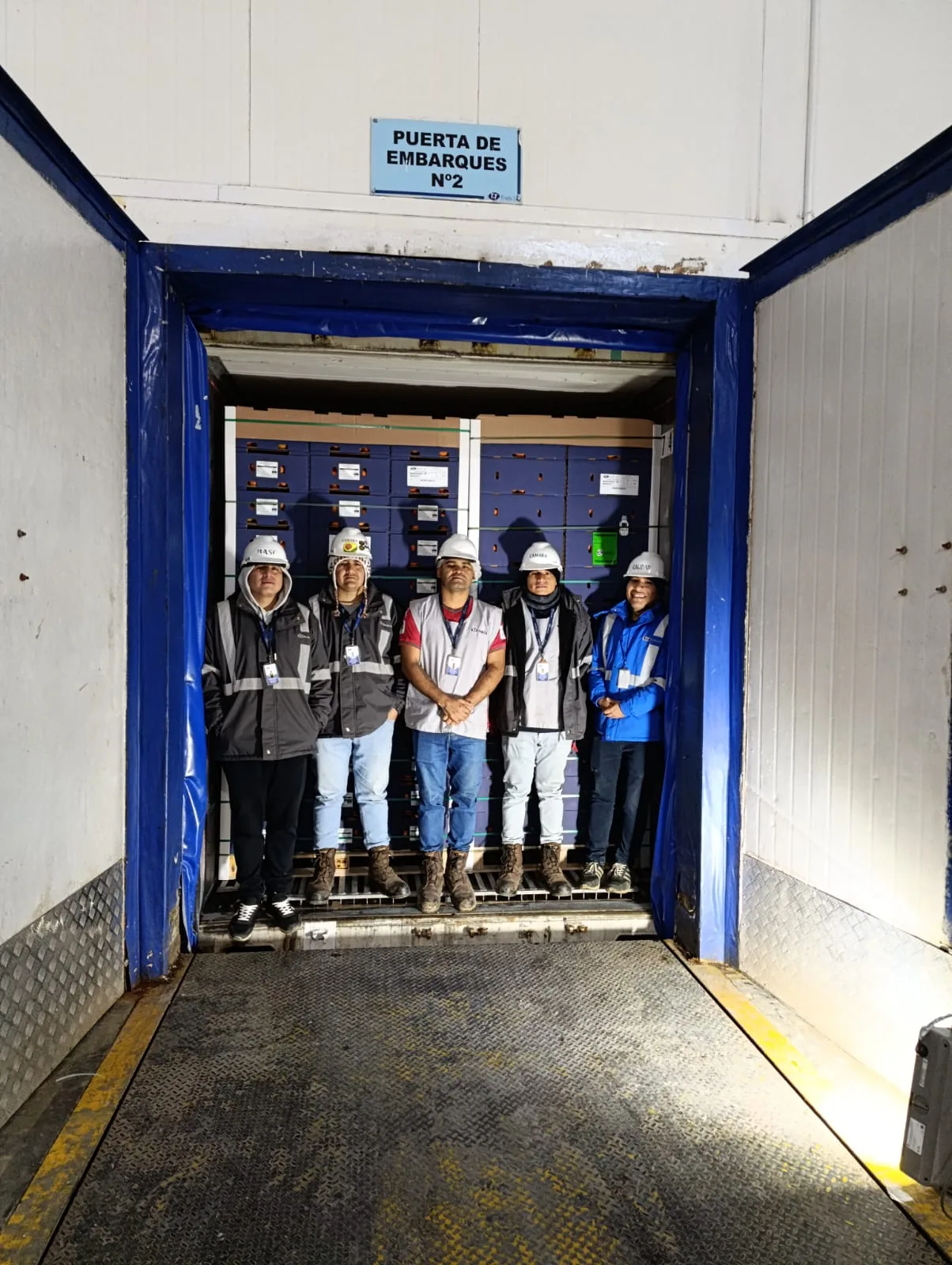 Equipo de VillaVentura en la puerta de embarques